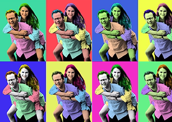 Pop-Art Paar Huckepack in bunten Warhol-Farbfeldern als personalisiertes Geschenk