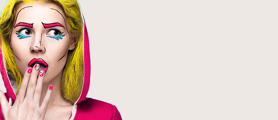 Frau in pinkem Hoodie mit aufgemaltem Pop-Art-Make-up als Comic-Figur