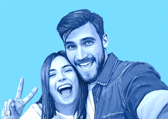 Pop-Art Paar macht Selfie mit Peace-Zeichen auf blauem Hintergrund