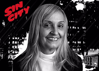 Pop-Art Sin City Vorlage mit einer Frau vor schwarzweissem Stadtpanorama