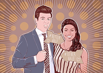 Pop-Art-Paar im Partnerlook mit Better Half Schildern vor goldenem Retro-Hintergrund