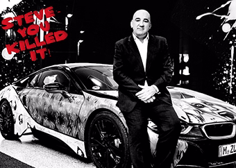 Mann im Anzug lehnt an Sportwagen, Pop-Art Sin-City-Stil mit Schriftzug