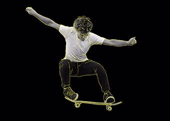 Pop-Art Skateboarder führt spektakulären Sprung-Trick auf schwarzem Hintergrund aus