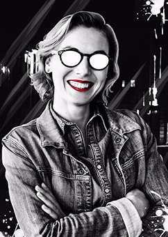 Sin City Pop-Art Frau mit Brille und Jeanshemd, verschränkte Arme