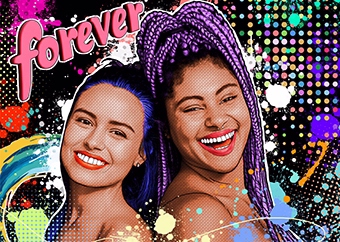 Zwei Freundinnen im bunten Pop-Art-Stil mit Forever-Schriftzug und Farbspritzern