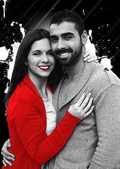 Paar in Sin-City-Stil umarmt sich, Frau in roter Jacke als Farbakzent